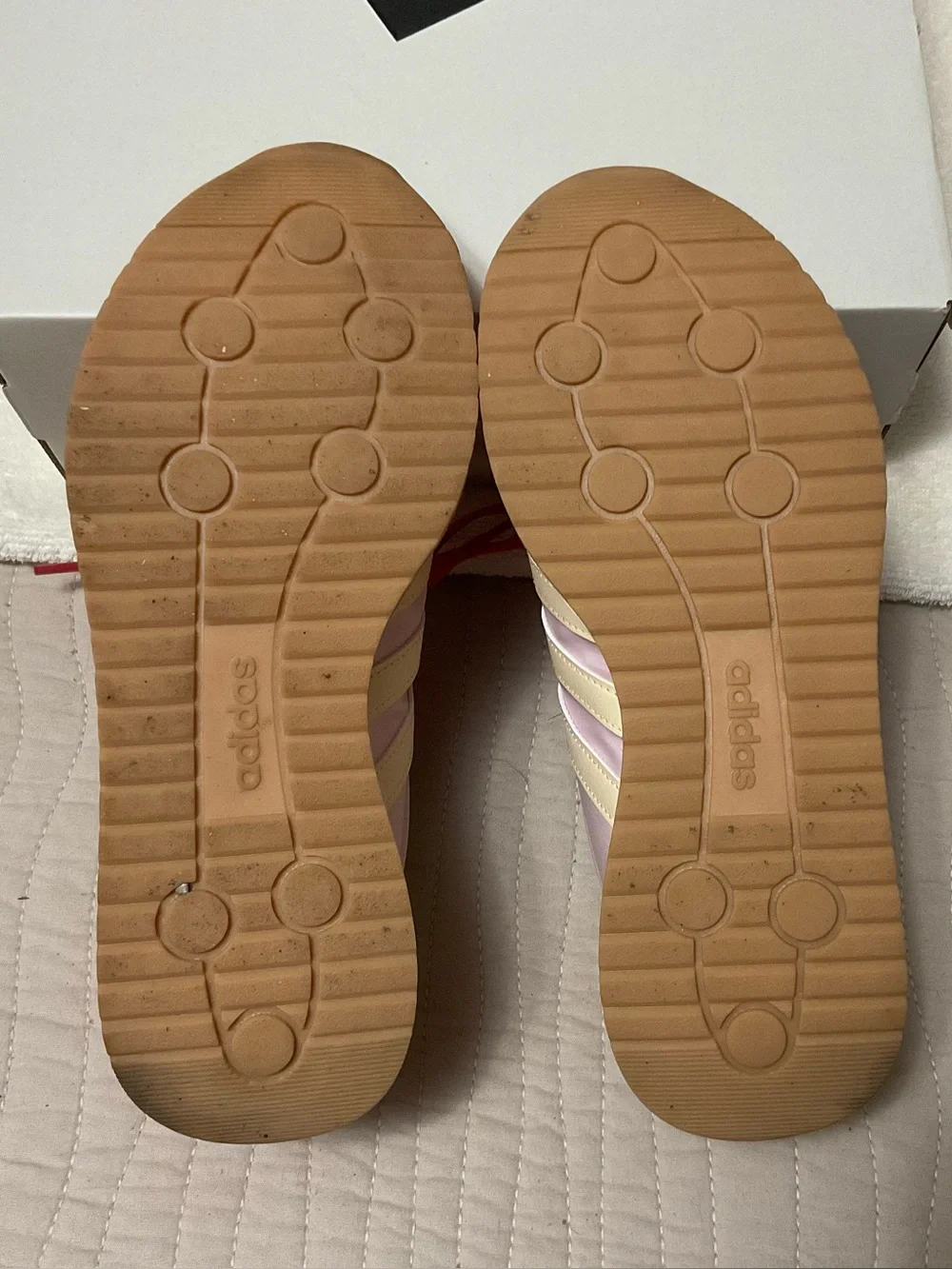 Women’s 7.5 Adidas Run 70s 2.0